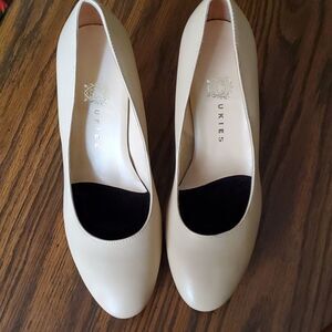 UKIES leather 3.5" high heels size 8